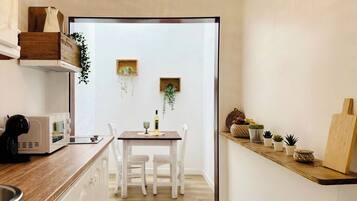 CafetiĂšre/bouilloire, grille-pain, tables Ă manger