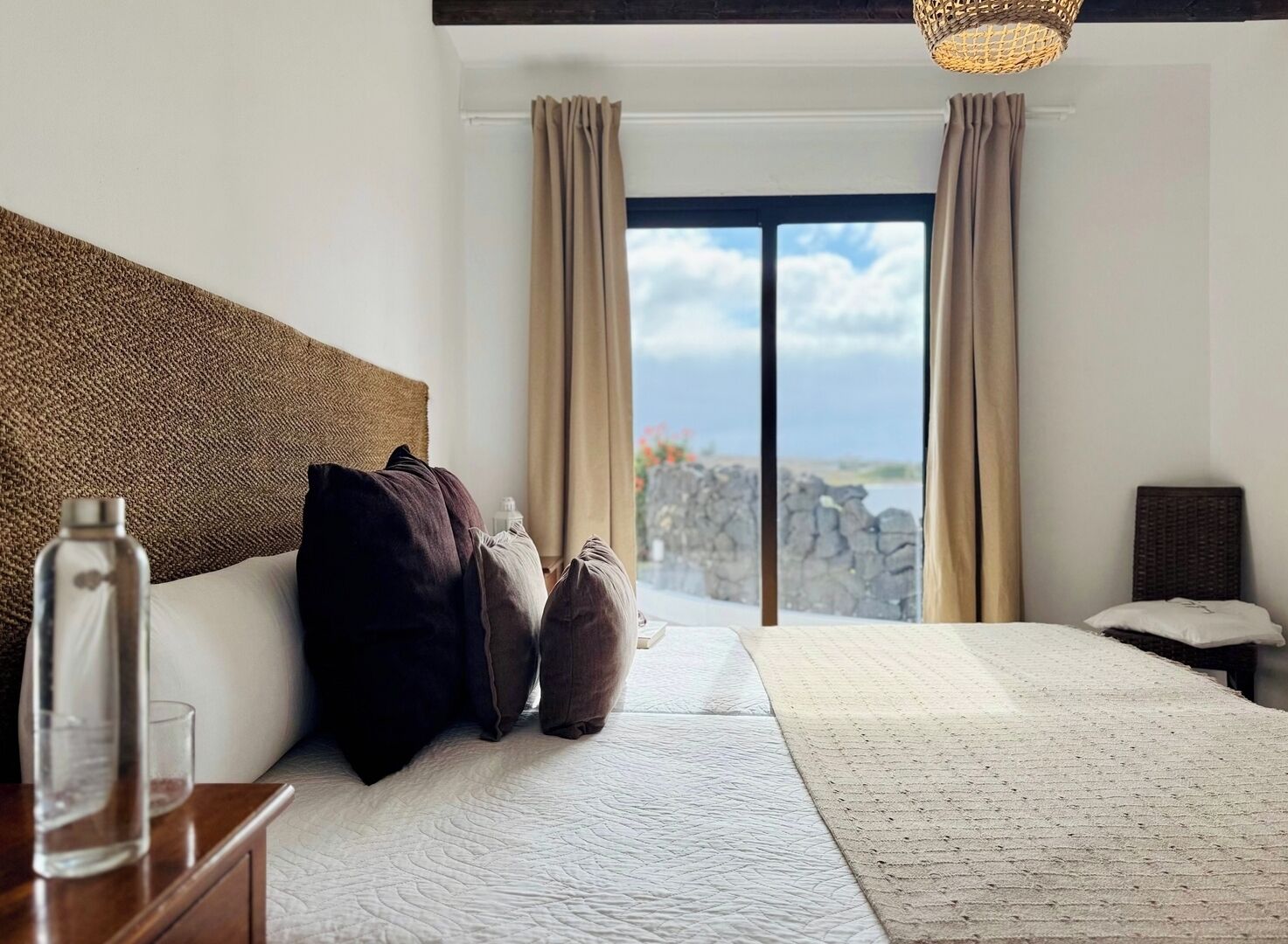 1 dormitorio y tabla de planchar con plancha