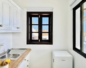 Kaffetrakter/tekoker, brødrister og spisebord