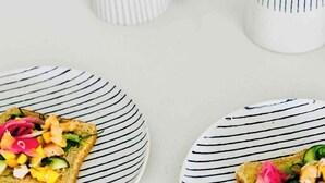 Dos platos con sándwiches sobre una mesa.