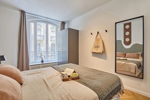 Tabla de planchar con plancha, wifi y ropa de cama 