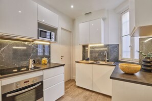 Jääkaappi, mikroaaltouuni, uuni, liesi