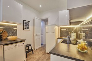 Réfrigérateur, four à micro-ondes, un four, surface de cuisson