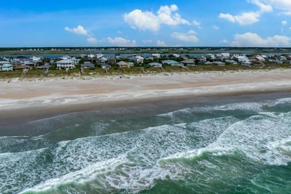 Vlak bij het strand, ligstoelen, strandlakens