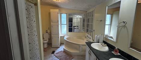Serviettes fournies, savon, papier de toilette