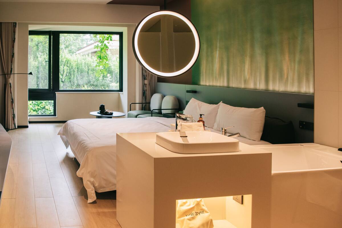 Kahden hengen comfort-huone, näköala pihalle | 1 makuuhuone, tallelokero huoneessa, pimennysverhot, silitysrauta/-lauta