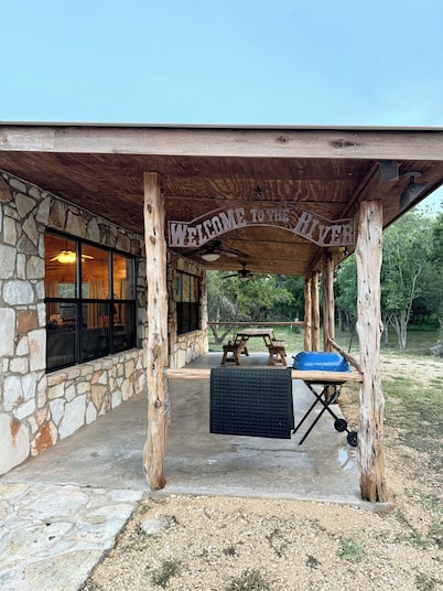 Secluded cabin on 15 ac. teeming with wildlife, .4 mile from 7 Bluffs crossing.