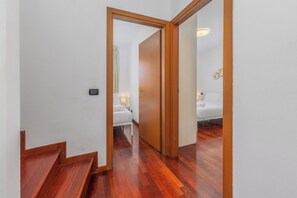 3 dormitoris, planxa i posts de planxar i un bressol de viatge