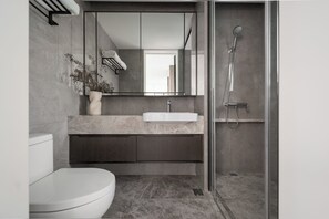 Deluxe Suite, Lake View | Bathroom - Wilderness Art Hotel (Chengdu)