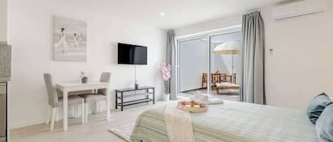 1 slaapkamer, een strijkplank/strijkijzer, reisbedje, gratis wifi