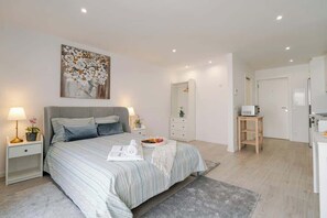 1 slaapkamer, een strijkplank/strijkijzer, reisbedje, gratis wifi