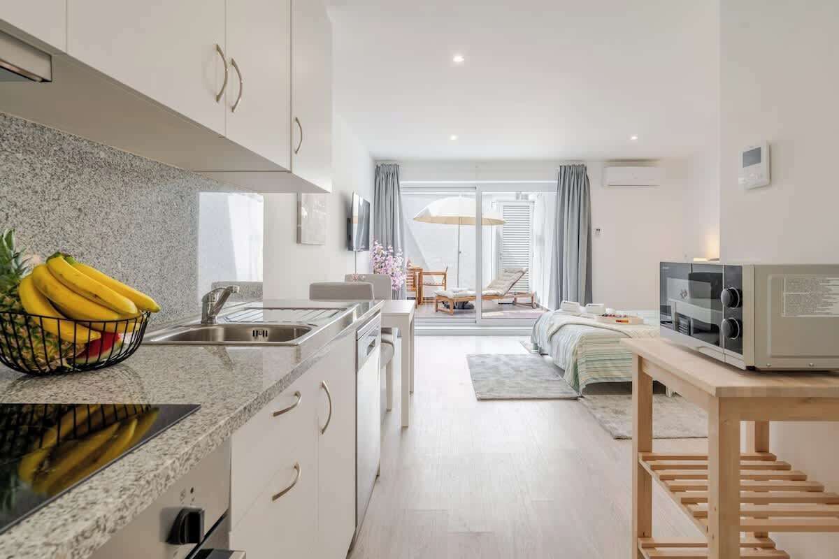 Jääkaappi, mikroaaltouuni, uuni, liesi