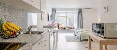 Refrigerador, microondas, horno, placa de cocina