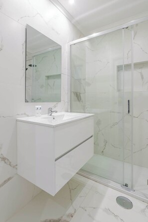 Douche, sèche-cheveux, serviettes fournies, shampoing
