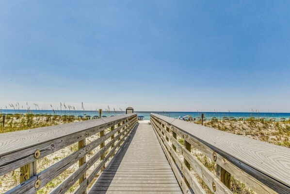 Chaises longues, serviettes de plage