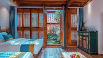 Tremannsrom – familie, hageutsikt | Blendingsgardiner og wi-fi (inkludert)