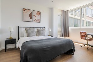1 dormitorio, tabla de planchar con plancha, wifi y ropa de cama