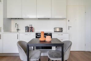 Réfrigérateur, micro-ondes, four, plaque de cuisson