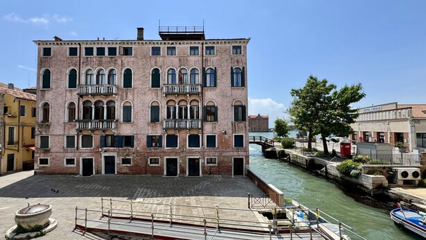 A historic building with multiple balconies and a canal view. - Ca' Angelica Canal View (Venecia)