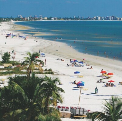 Nice 3 BR, 2 BA, WiFi, near I-75, Beach, Florida Gulf Coast Univ. & the Airport