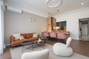 Comfort Apartment, 3 Bedrooms, Balcony | Living area
