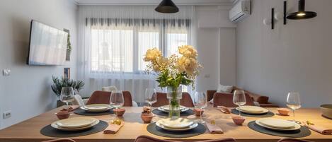 Comfort Apartment, 3 Bedrooms, Balcony | Living area