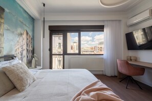 Comfort Apartment, 3 Bedrooms, Balcony | Blackout drapes, iron/ironing board, free WiFi