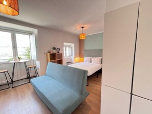 1 chambre, bureau, fer et planche à repasser, lit parapluie