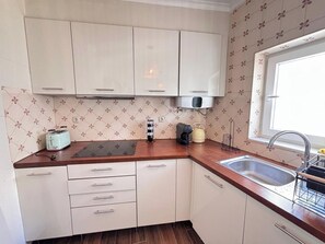 Kjøleskap, ovn, kaffetrakter/tekoker og brødrister