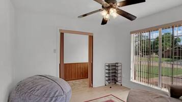 3 bedrooms, iron/ironing board, WiFi, bed sheets