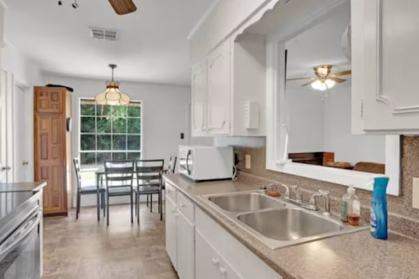 Een microgolfoven, een oven, een kookplaat, een vaatwasser