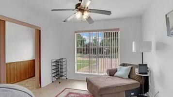 3 habitaciones, tabla de planchar con plancha, wifi y ropa de cama