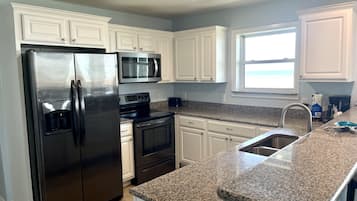 Condo, 3 Bedrooms | Dapur peribadi