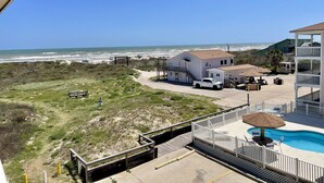 Una propiedad frente a la playa con piscina, una casa de playa y vistas al océano.