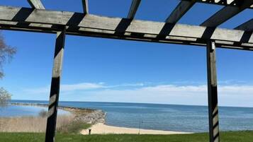Plage, chaises longues, serviettes de plage