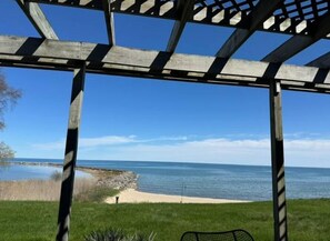 Sur la plage, chaise longue, serviettes de plage