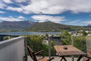 Outdoor dining - Lake View Greenstone Apartment - Unit 5 (Queenstown)