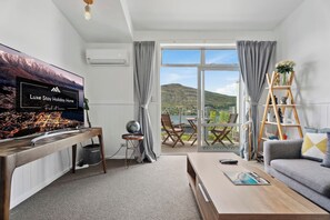Living area - Lake View Greenstone Apartment - Unit 5 (Queenstown)