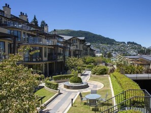 Outdoor dining - Spacious Unit with Expansive Views and Balcony (Queenstown)