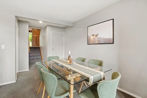 Dining - Mountain, lake, sun and this sensational home (Queenstown)