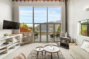 Een televisie en een open haard