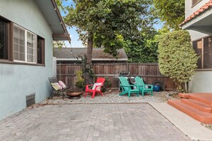 Terrace/patio - Bright Coastal Escape 4 Bedroom 2 Bath Near CSULB Long Beach Airport and Beach (Long Beach)