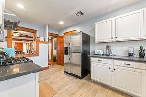Fridge, microwave, oven, stovetop - Bright Coastal Escape 4 Bedroom 2 Bath Near CSULB Long Beach Airport and Beach (Long Beach)