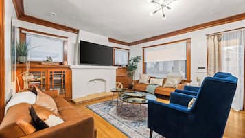 Smart TV, fireplace