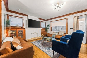 Una Smart TV, una chimenea