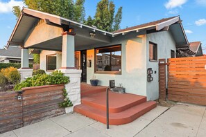 Exterior detail - Bright Coastal Escape 4 Bedroom 2 Bath Near CSULB Long Beach Airport and Beach (Long Beach)