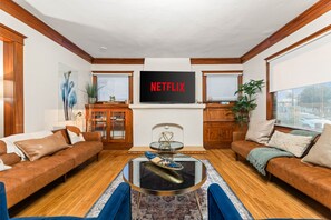 Smart TV, fireplace - Bright Coastal Escape 4 Bedroom 2 Bath Near CSULB Long Beach Airport and Beach (Long Beach)