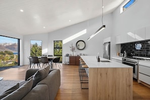 Coffee/tea maker, fridge, microwave, oven - Modern Luxe House with Magnificent View (Queenstown)