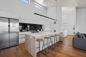 Kylskåp, mikrovågsugn, ugn och spishäll