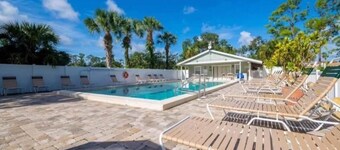 Cozy 1 bedroom 1 bath travel trailer in tranquil Naples with WiFi, AC